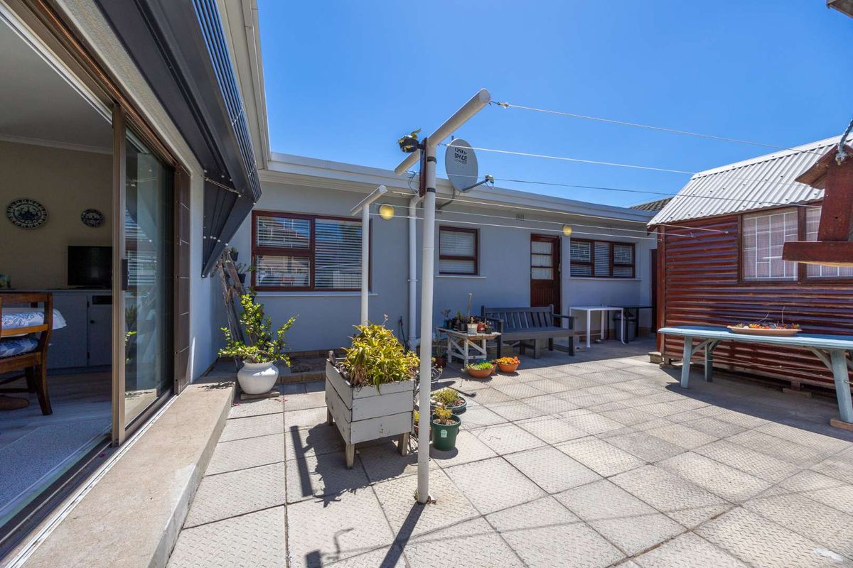 Spacious Family Home with Dual Living, Work-From-Home Office & Solar Power – Goodwood - Photo 4