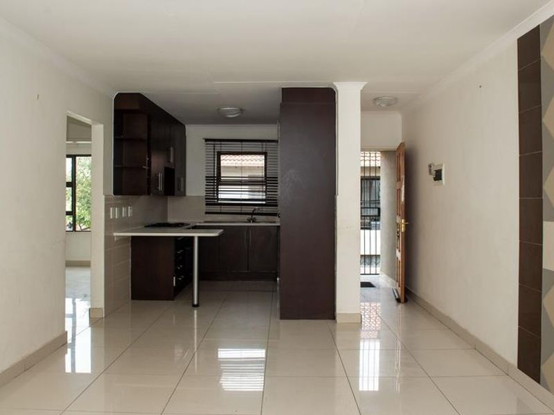 3 BEDROOM TOWNHOUSE - Photo 3