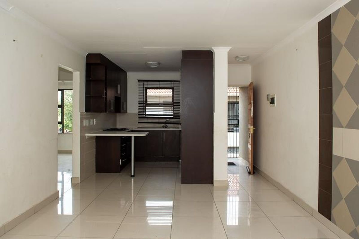 3 BEDROOM TOWNHOUSE - Photo 3