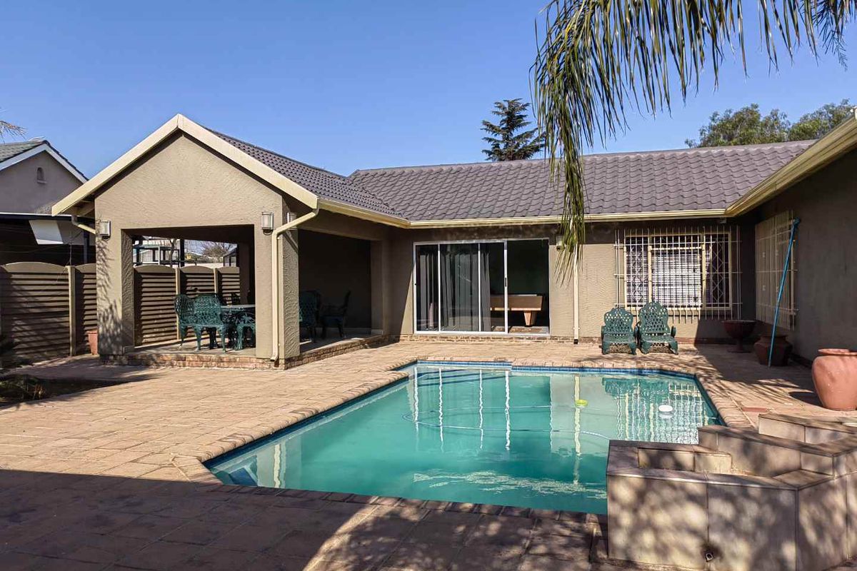 Where Modern Style Meets Family Comfort - Photo 2