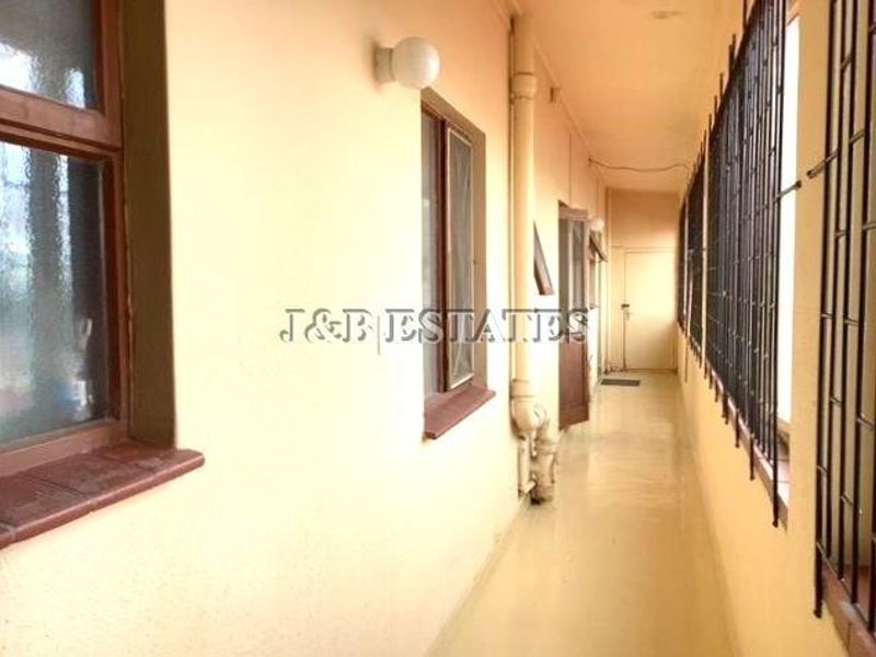 Prime Investment Opportunity: Mixed-Use Building with 2 Commercial Spaces & 3 x 2-Bedroom Flats - Photo 7
