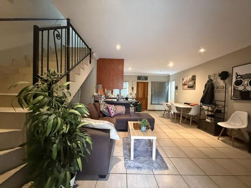 Well looked after 2-Bedroom Duplex with Private Patio, Built-In Braai & Excellent Security - Photo 4