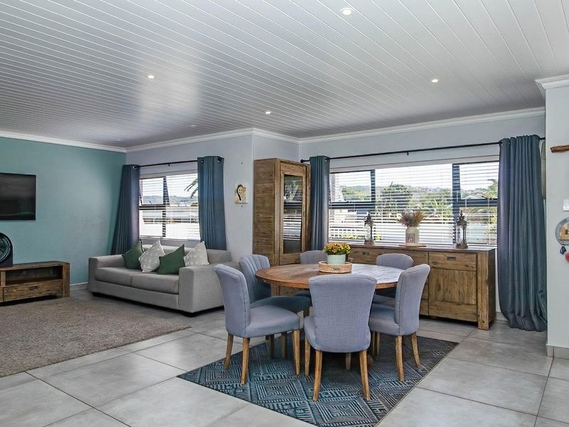 Stylish coastal retreat minutes from the shore - Photo 4