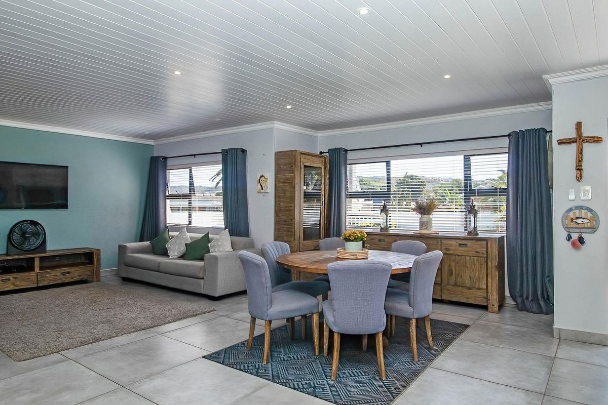 Stylish coastal retreat minutes from the shore - Photo 4