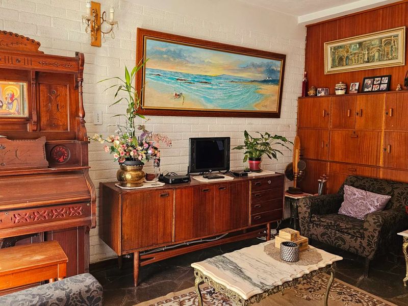 Attention Buyers! Remarkable Mansion with 9 Bedrooms, Countless Luxuries, and Endless Potential! - Photo 5