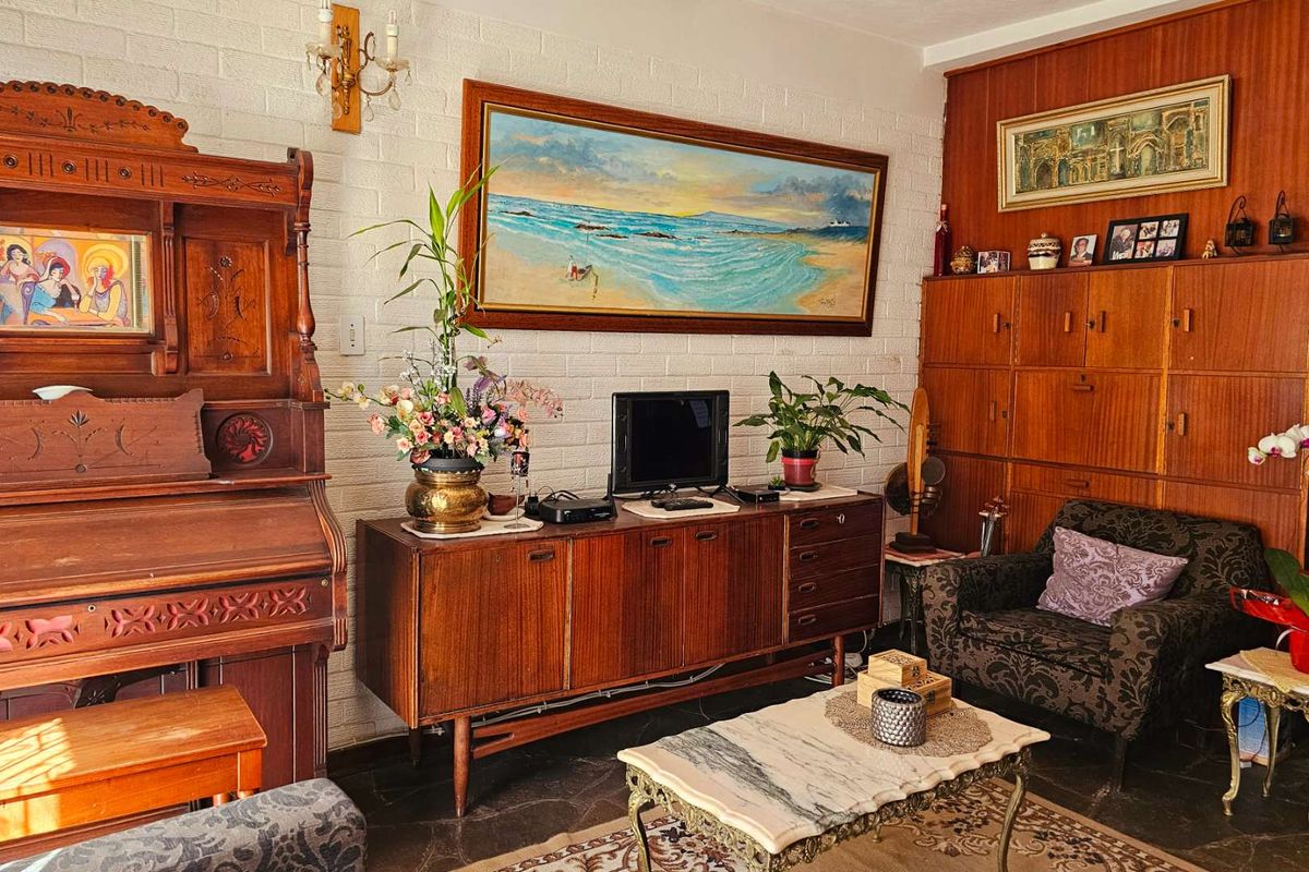 Attention Buyers! Remarkable Mansion with 9 Bedrooms, Countless Luxuries, and Endless Potential! - Photo 5