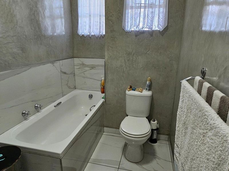 Comfort, Convenience & Captivating Views! - Photo 10