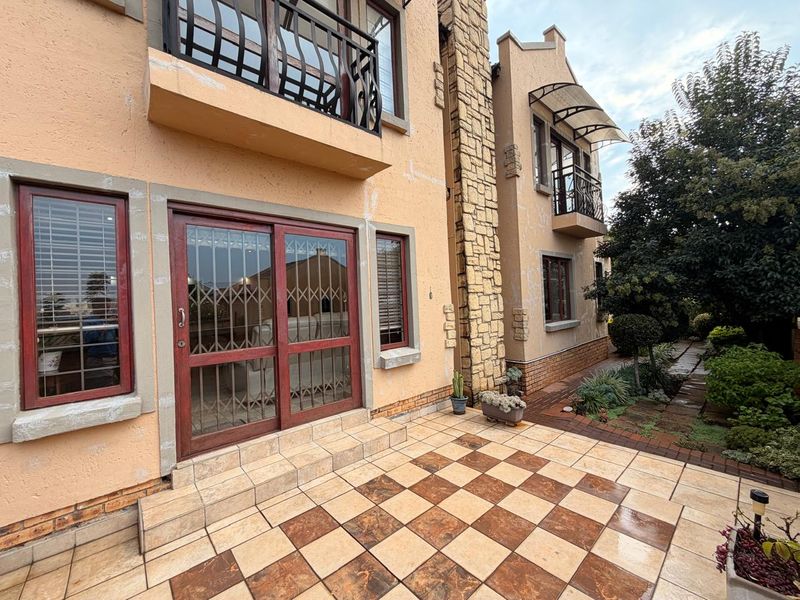 Sophisticated 4-Bedroom Double-Storey Cluster in Exclusive Ashley Gardens Estate - Photo 4