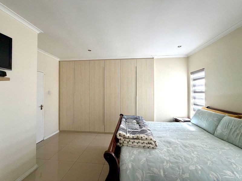 Modern 3 Bedroom 2 bathroom House - Photo 8