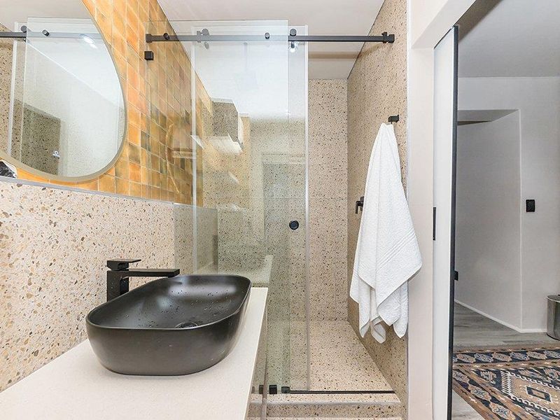 Fully furnished, luxury beachfront studio with parking - Photo 7