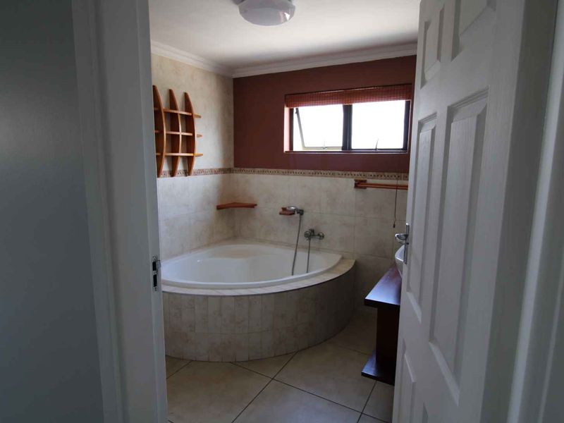 Partially double storey home in good neighbourhood. - Photo 10