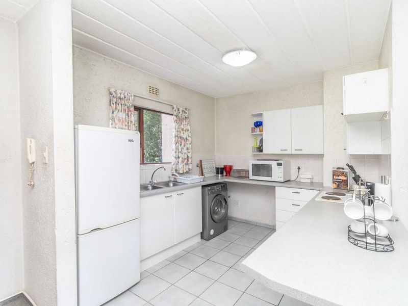 3 bedroom apartment in the leafy heart of Paulshof - Photo 7