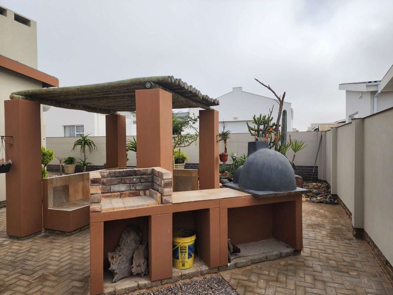 A beutiful family home in the sought-after area of ​​Sunbay in Henties Bay - Photo 5