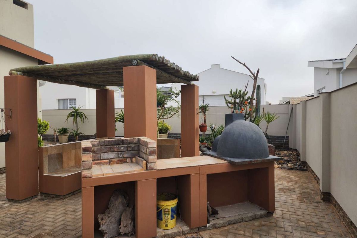 A beutiful family home in the sought-after area of ​​Sunbay in Henties Bay - Photo 5