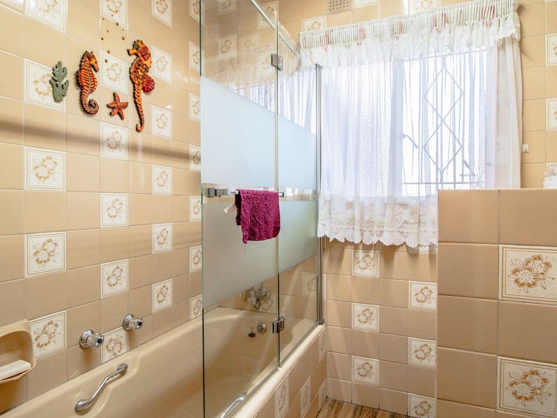 Charming Family Oasis with Pool & Patio in Farrarmere! - Photo 8