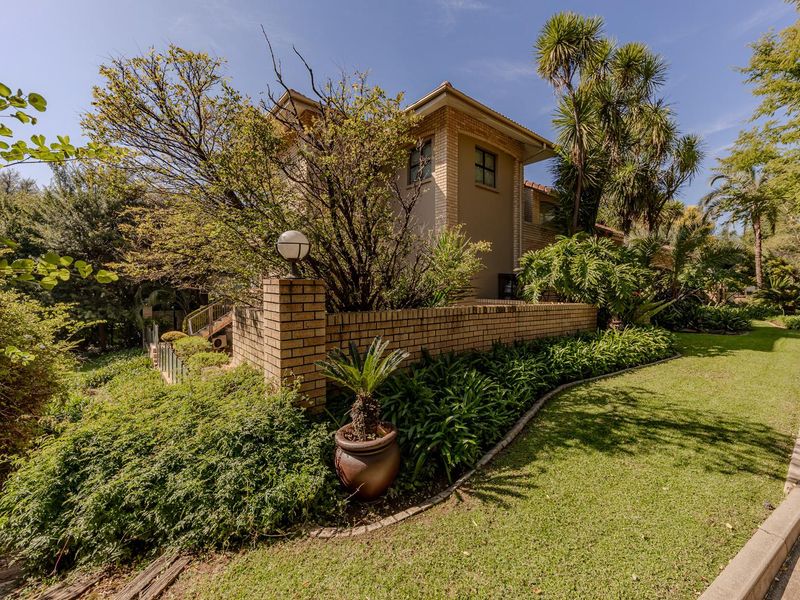 Luxury Family Estate with Flatlet, Borehole & Solar Power in Featherbrooke Estate - Photo 2