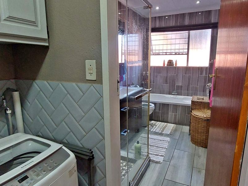 Modern Pet-Friendly 2-Bedroom Townhouse for sale - Photo 9