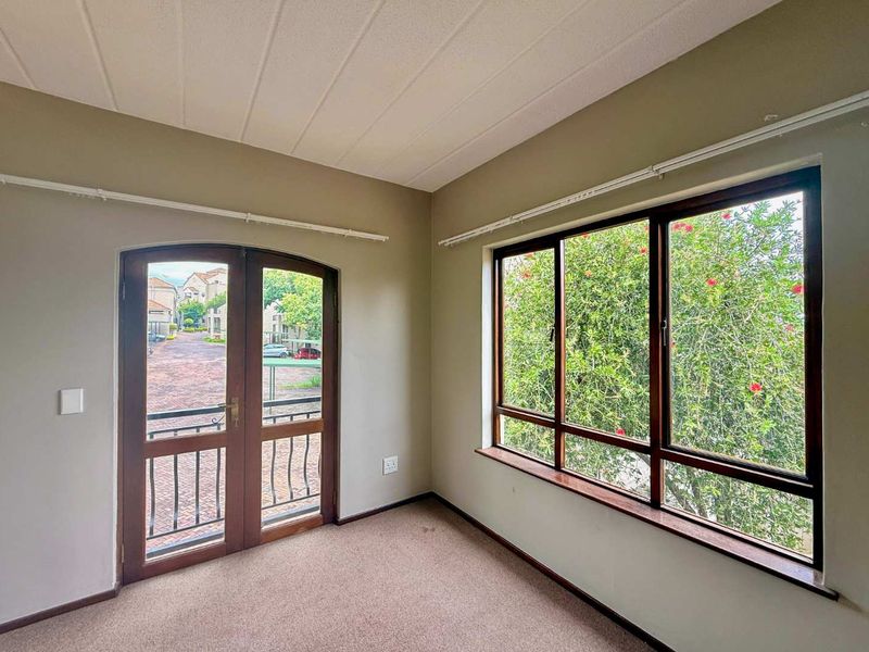 Loft Apartment with Stunning Views in Paulshof - Photo 4