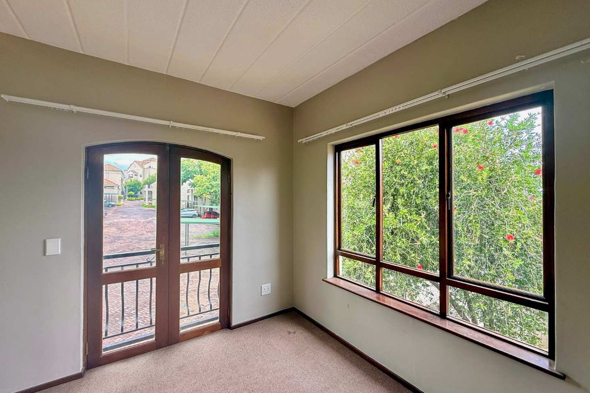 Loft Apartment with Stunning Views in Paulshof - Photo 4