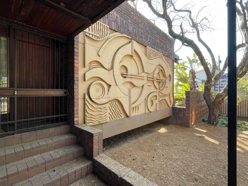 Charm and Style - Photo 3