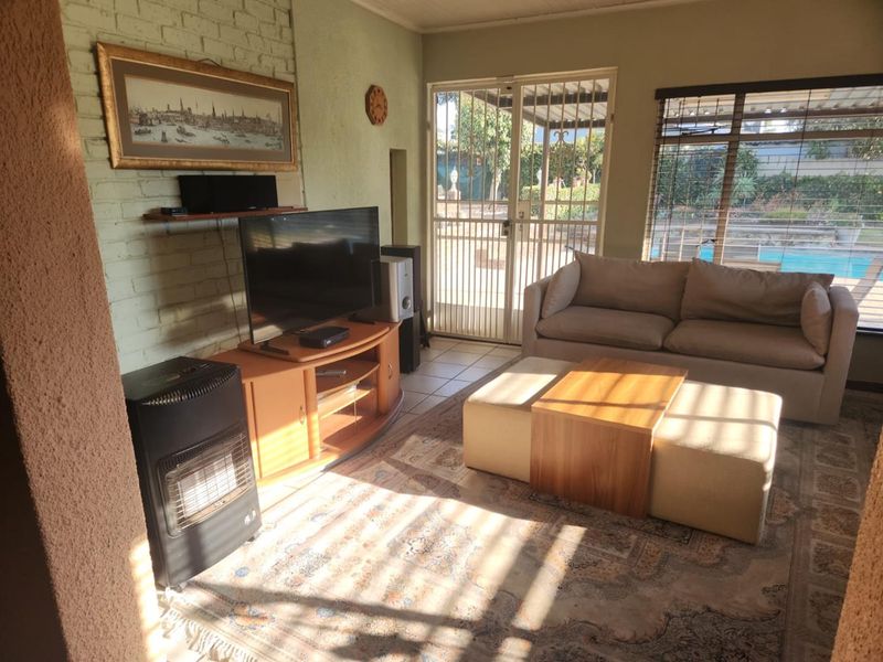 Exceptional Family Home in Enclosed Area with a two Bedroom Flat - Photo 10