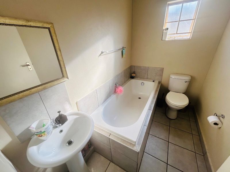 3 Bedroom 2 bath home for sale in Palm Ridge - Photo 10