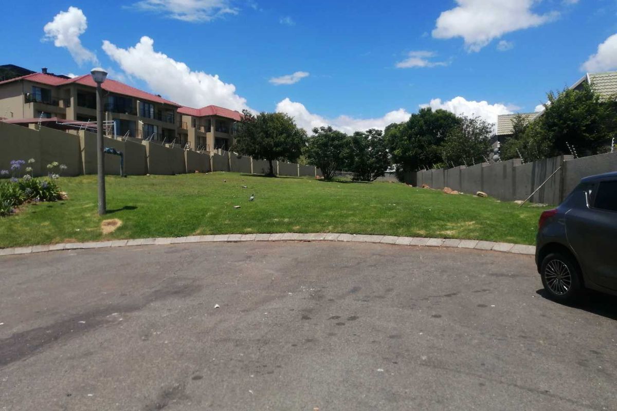 Secure duplex in upmarket suburb! - Photo 2