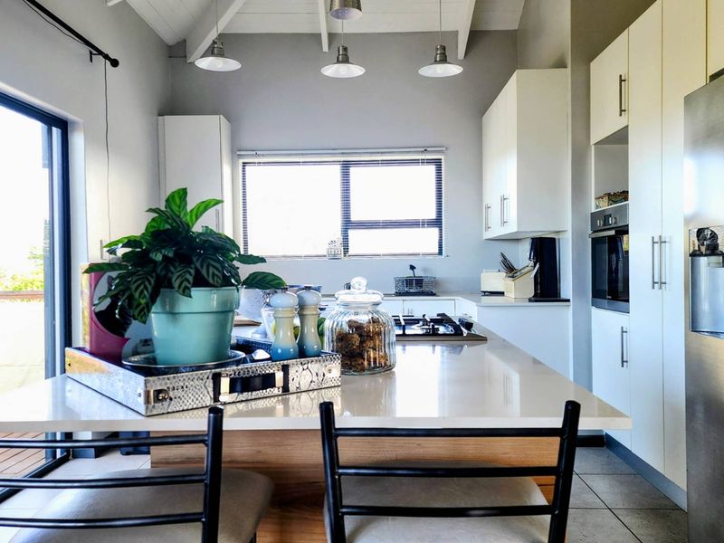 Where Modern Comfort Meets Coastal Beauty - Photo 7