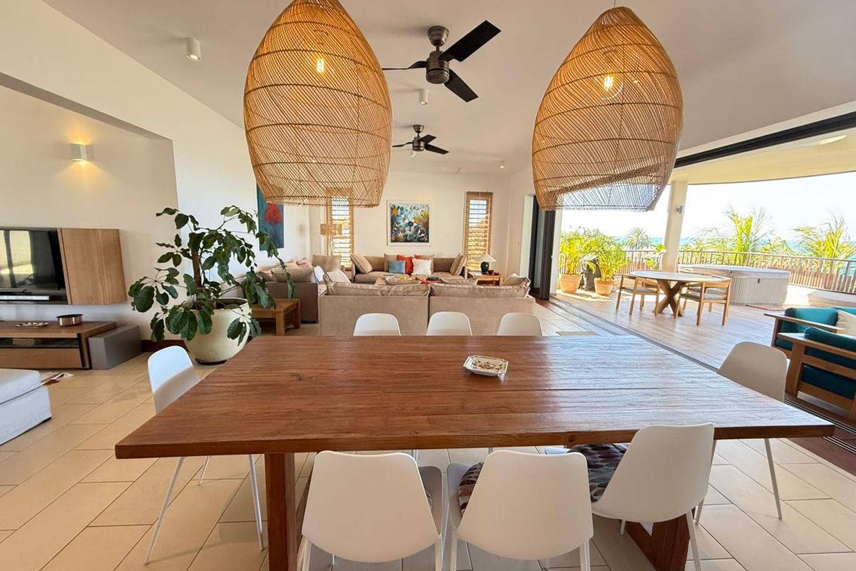 Beachfront Luxury Living with Panoramic Ocean Views - Photo 4