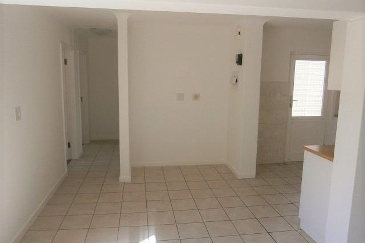 Adorable, spacious Living - Photo 5