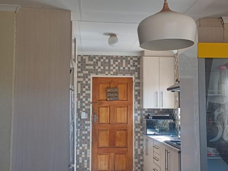 3 Bedroom House for sale - Photo 4