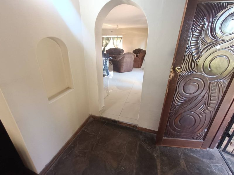 BEAUTIFUL FAMILY HOUSE FOR SALE IN VALHALLA!!! - Photo 2