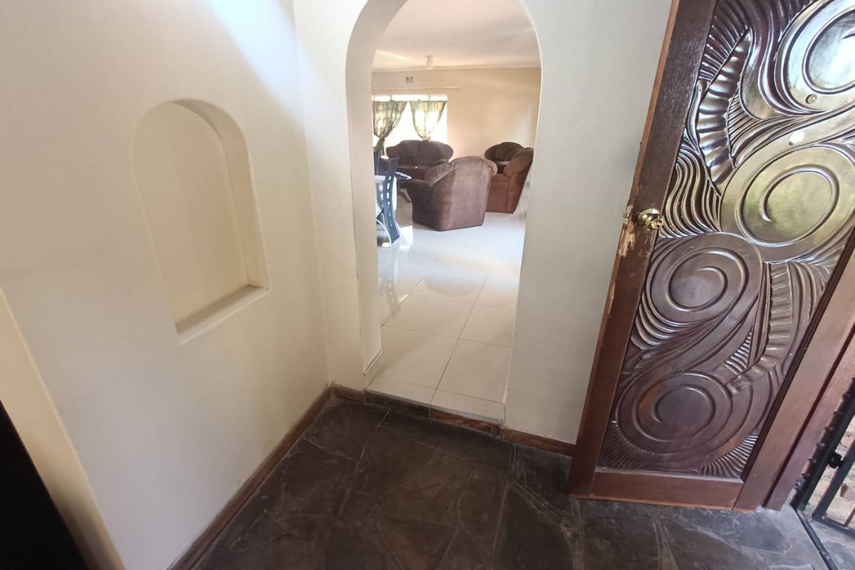 BEAUTIFUL FAMILY HOUSE FOR SALE IN VALHALLA!!! - Photo 2