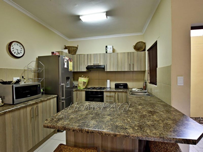 Hermes, Walvis Bay:  Very neat 3 Bedr Townhouse for sale - Photo 4