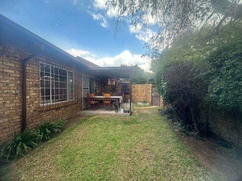Charming 2 Bedroom Townhouse for Sale - Photo 3