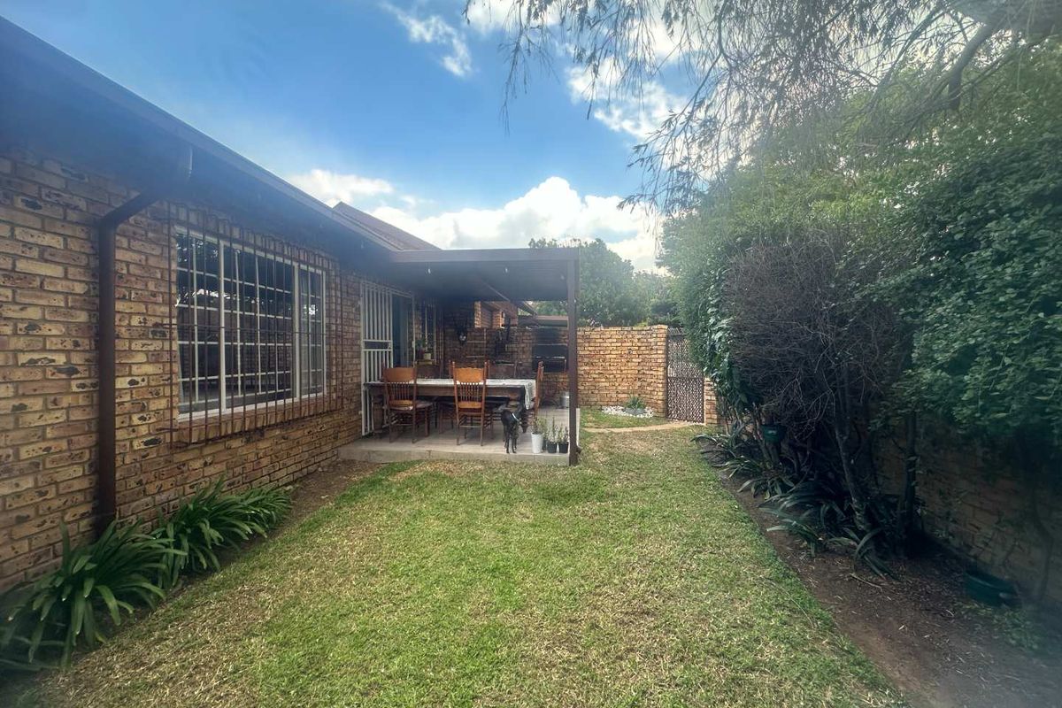 Charming 2 Bedroom Townhouse for Sale - Photo 3