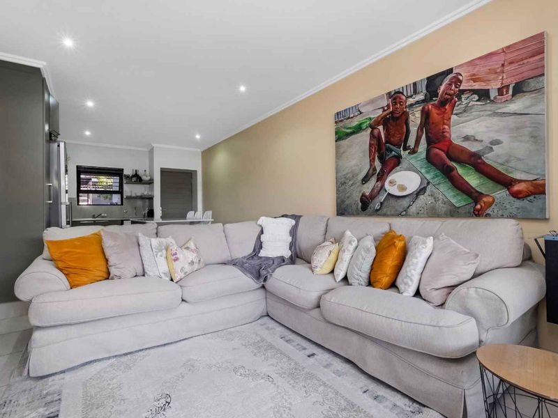 GROUND FLOOR UNIT IN A QUIET AND HIGHLY DESIRABLE LOCATION - Photo 5