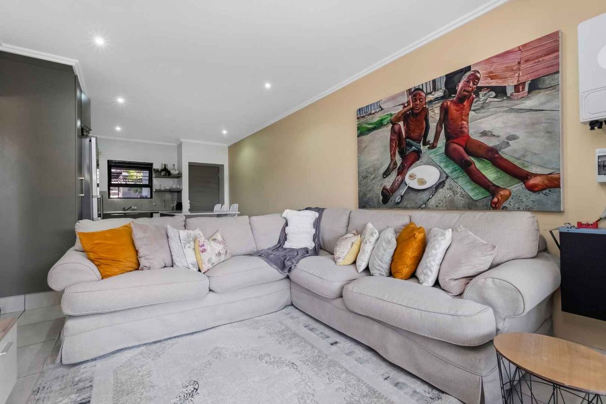 GROUND FLOOR UNIT IN A QUIET AND HIGHLY DESIRABLE LOCATION - Photo 5