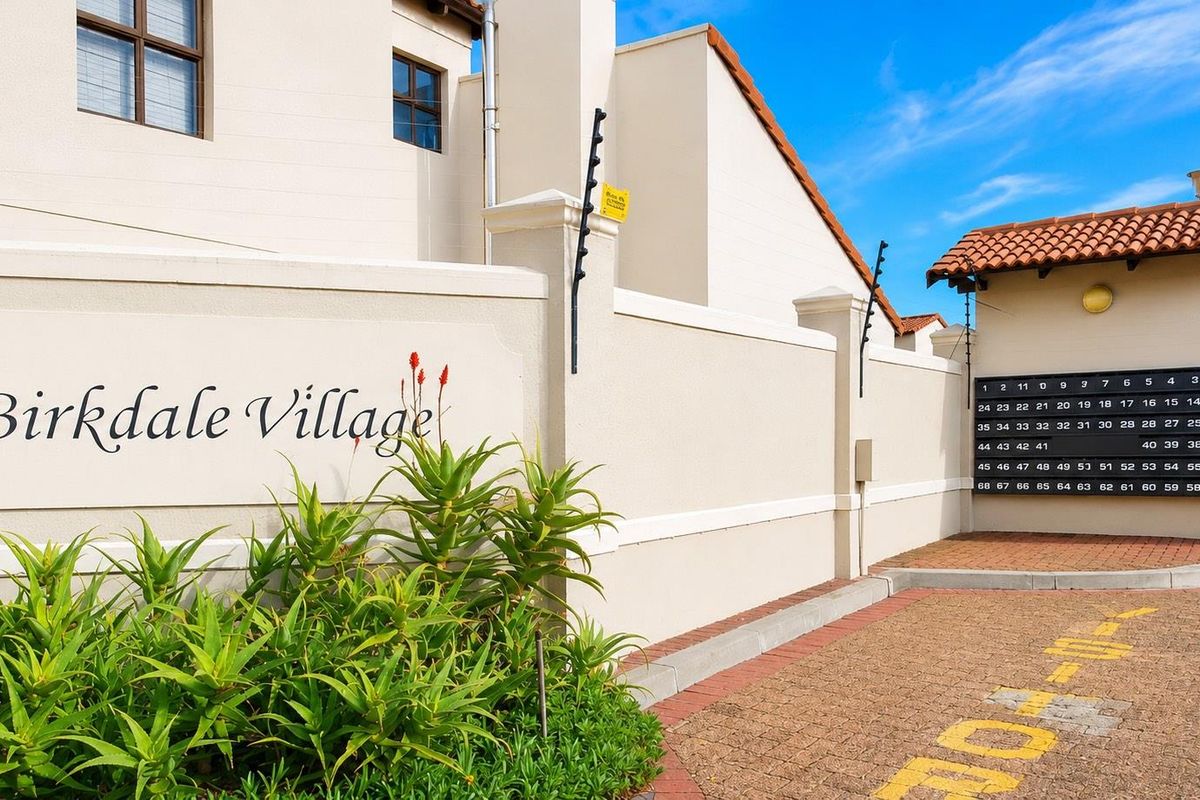 Spacious 3-Bedroom Family Home in Exclusive Birkdale Village - Photo 2
