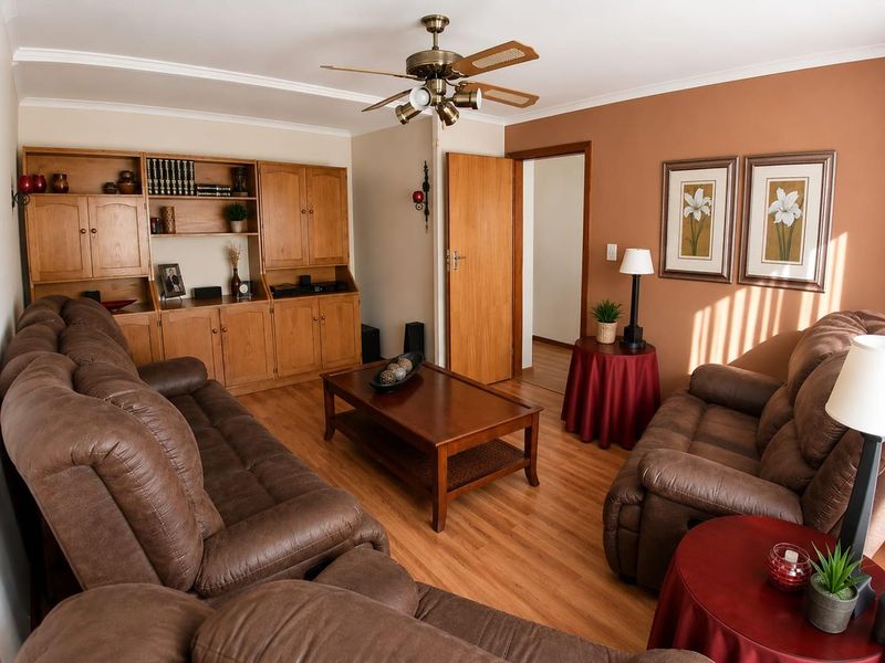 Charming 3-Bedroom Home - Photo 7
