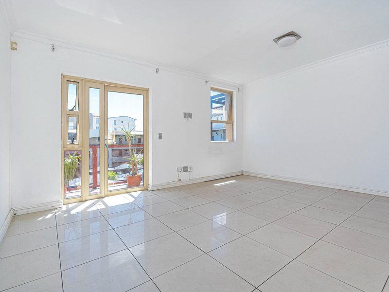 Entertain in Style: Luxurious Penthouse with Rooftop Retreat - Photo 9