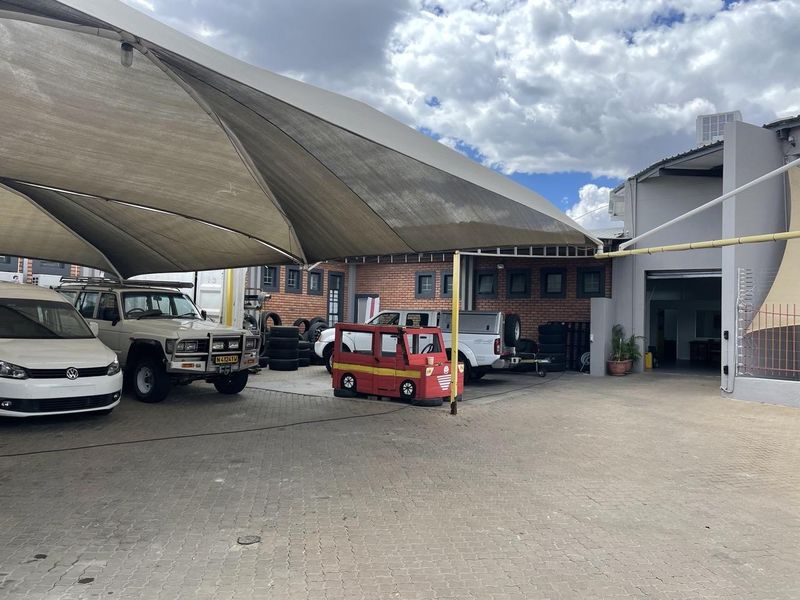 Showroom in Southern Industrial - Photo 2