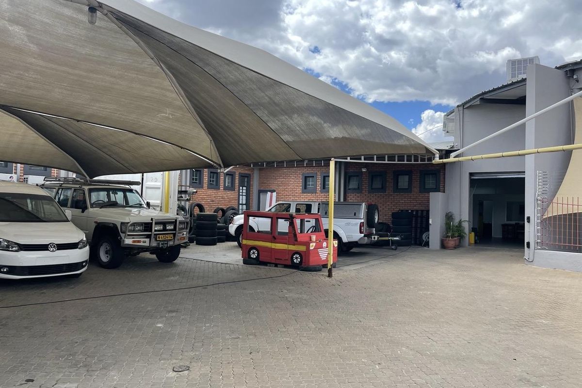 Showroom in Southern Industrial - Photo 2