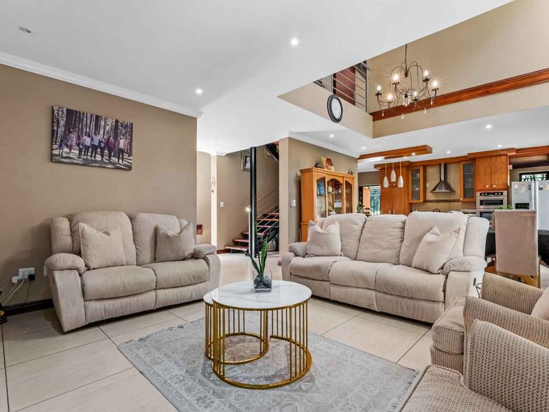 STYLISH AND CLASSY - TRIPLE STOREY UNIT, IN A QUIET POSITION OFFERING PLENTY OF SPACE. - Photo 5