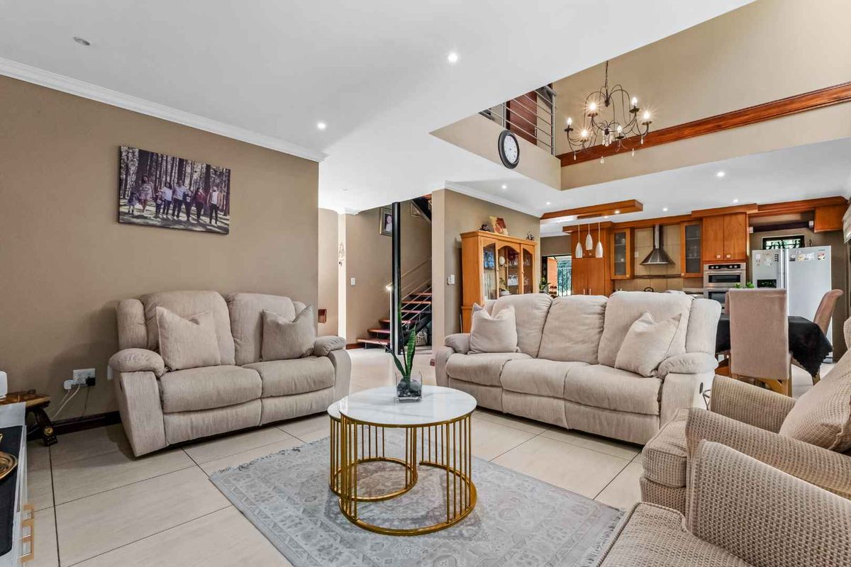 STYLISH AND CLASSY - TRIPLE STOREY UNIT, IN A QUIET POSITION OFFERING PLENTY OF SPACE. - Photo 5
