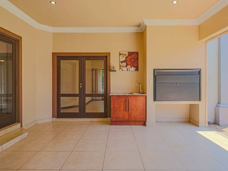 DUAL MANDATE - Palace of a home in Midlands Estate - Photo 9