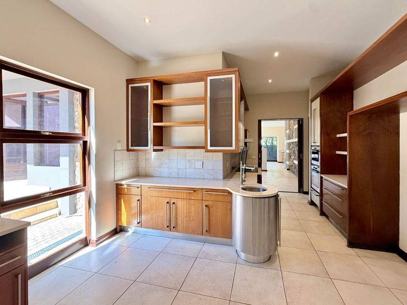Luxury Awaits: Unfurnished 5 Bedroom Gem in Waterstone Estate! - Photo 8
