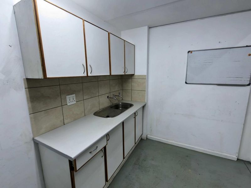 204SMQ SECURE WAREHOUSE TO LET IN MONTAGUE GARDENS - Photo 8