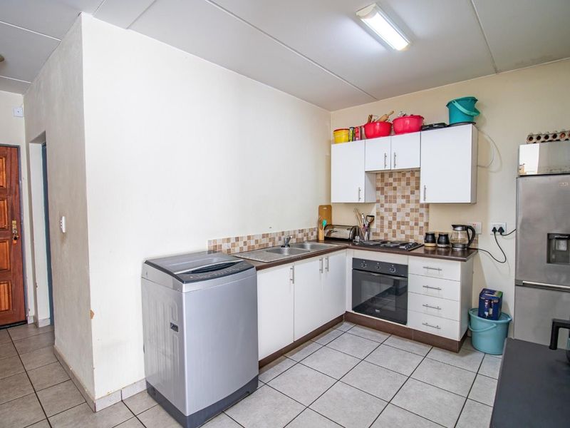Charming 2-Bedroom with Easy Access to Shops & Transit - Photo 4