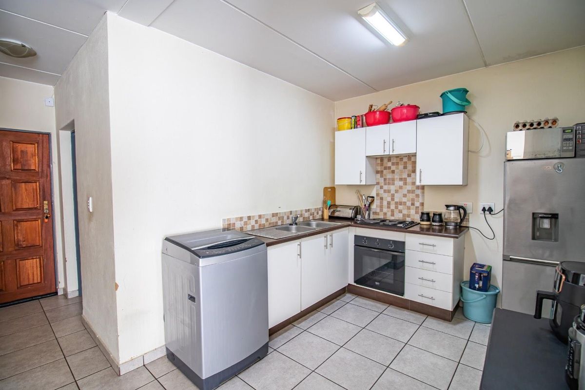 Charming 2-Bedroom with Easy Access to Shops & Transit - Photo 4